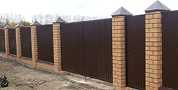 Забор с кирпичными колоннами